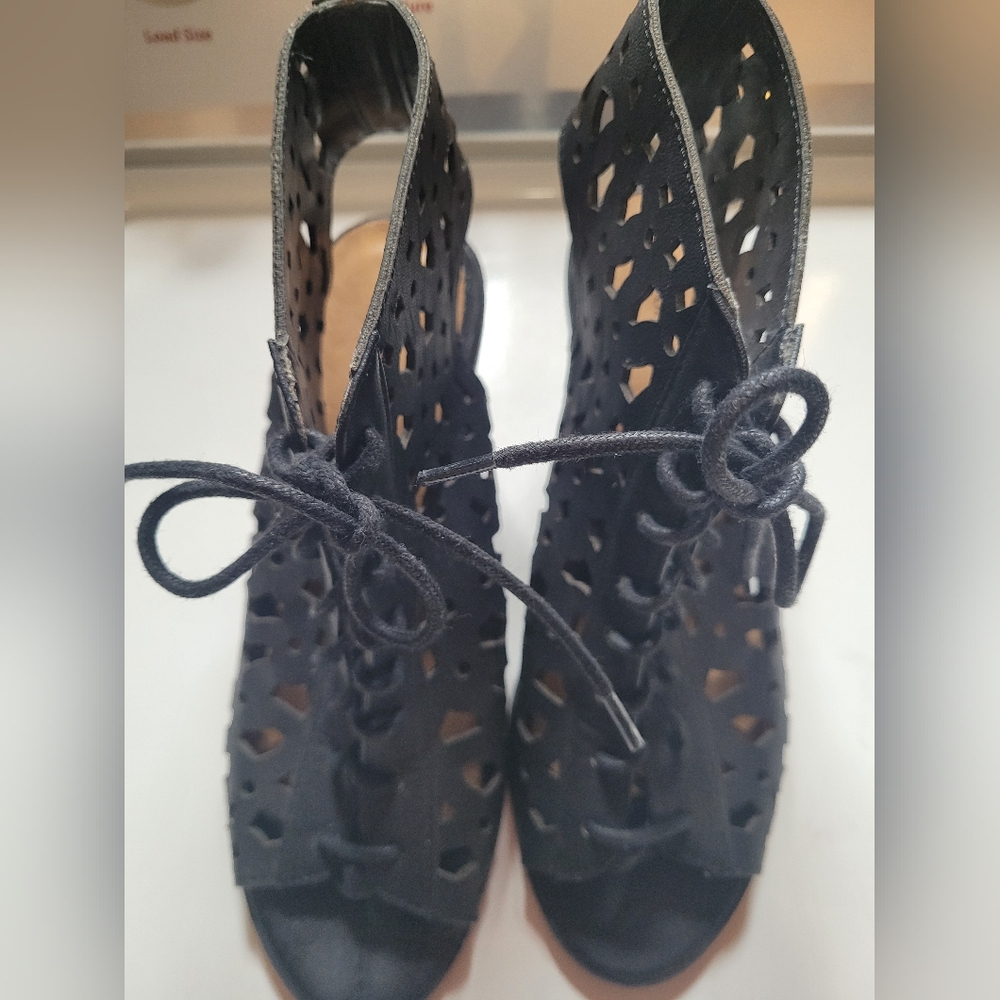 Elegant Black Lace-Up Women's Shoes Very Good Used Condition.